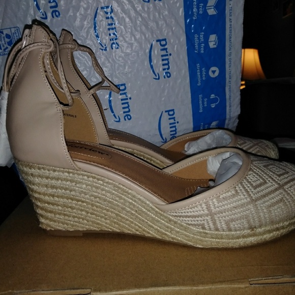 comfortview Shoes - 9WW Espadrille wedges. Tan and White